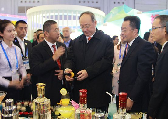 四川省省长尹力西博会赞泸州老窖鸡尾酒创新：这就对了